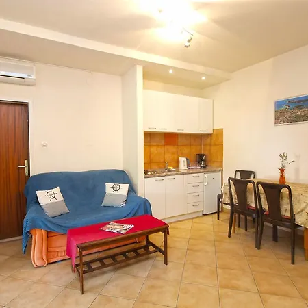 Apartment In 713 *