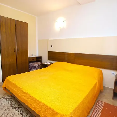 Apartment In 713 *