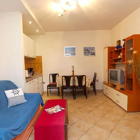 Apartment In 713 *
