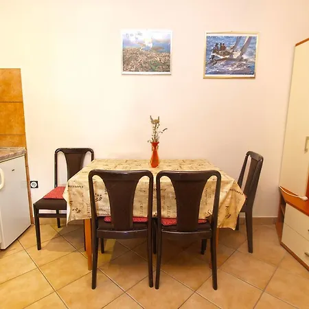 Apartment In 713 *